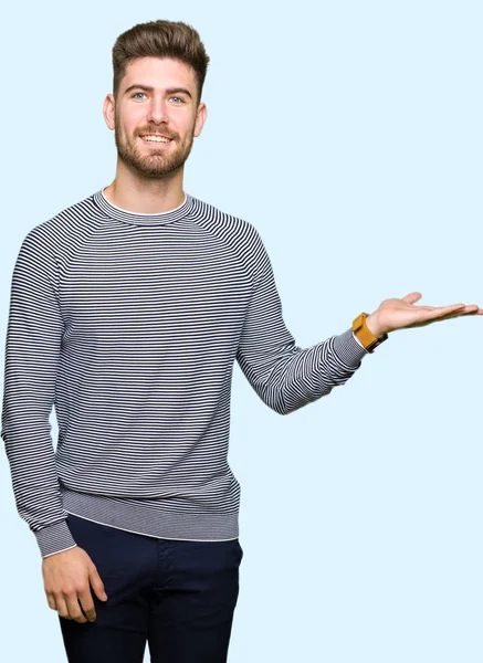 Pemuda Tampan Mengenakan Garis Garis Sweater Tersenyum Ceria Menyajikan Dan — Stok Foto