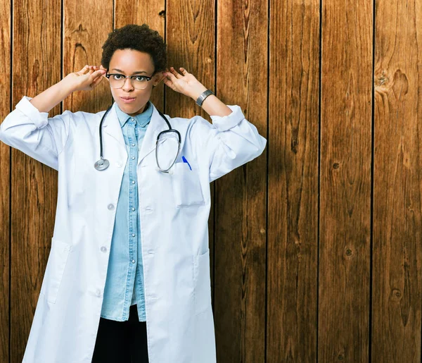 Fiatal Afro Amerikai Orvos Visel Orvosi Kabát Fülig Elszigetelt Háttér — Stock Fotó