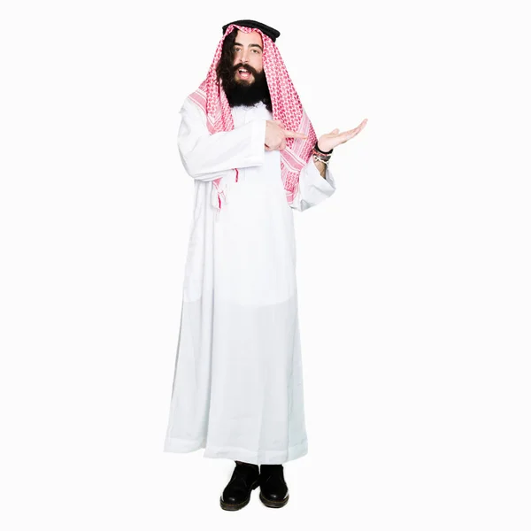 Arabischer Geschäftsmann Mit Langen Haaren Der Einen Traditionellen Keffiyeh Schal — Stockfoto