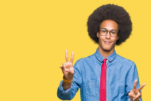 年轻的非洲裔美国商人戴着眼镜 戴着红色领带 微笑着看着镜头 露出手指做胜利的标志 — 图库照片