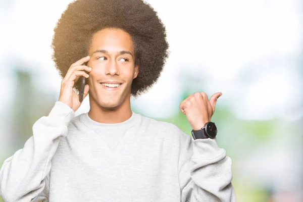 Jonge Afro Amerikaanse Man Met Afro Haar Praten Smartphone Aanwijzen — Stockfoto
