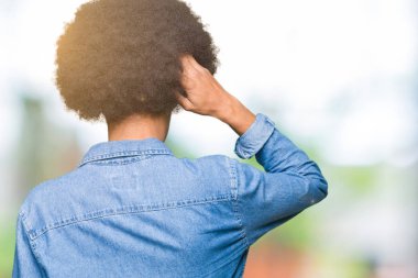 Afro saçlar geriye düşünce hakkında şüphe ile kafasına el ile genç Afro-Amerikan adam