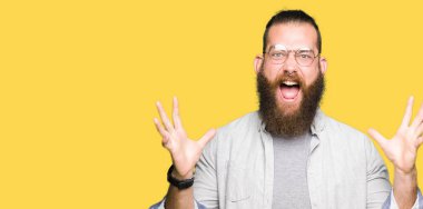 Genç sarışın çılgın ve çığlık kaldırdı ve açık gözleri heyecanlı silah ile başarı için hayran kutluyor gözlük adam. Kazanan kavramı