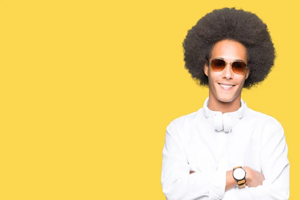 Молодий Афроамериканець Людини Афро Волосся Носіння Сонцезахисних Окулярів Навушників Щасливі — стокове фото