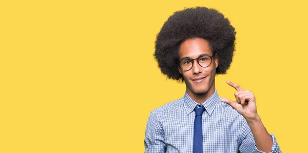 Joven Hombre Negocios Afroamericano Con Pelo Afro Usando Gafas Sonriente —  Fotos de Stock