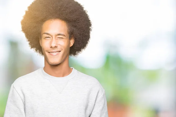 Mladý Americký Muž Afro Vlasy Nosí Sportovní Mikina Mrkání Při — Stock fotografie