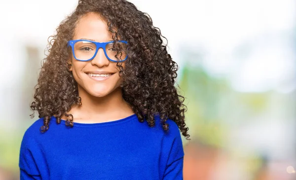 Mulher Bonita Nova Com Cabelo Encaracolado Usando Óculos Com Sorriso — Fotografia de Stock