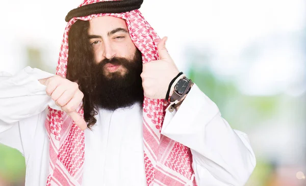 Hosszú Hajat Visel Hagyományos Keffiyeh Arab Üzletember Sál Csinál Thumbs — Stock Fotó