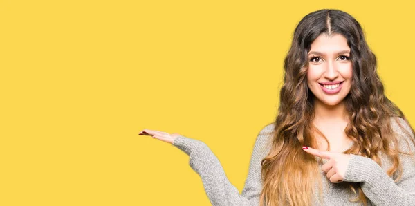 Jovem Mulher Bonita Vestindo Vestido Inverno Espantado Sorrindo Para Câmera — Fotografia de Stock