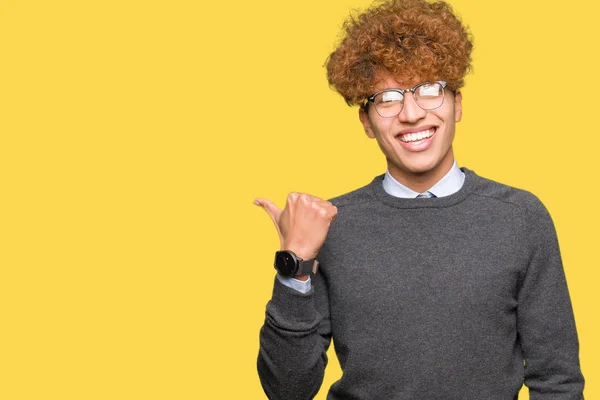 Joven Hombre Negocios Guapo Con Pelo Afro Con Gafas Sonriendo —  Fotos de Stock