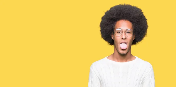 Jovem Americano Africano Com Cabelo Afro Vestindo Óculos Colando Língua — Fotografia de Stock