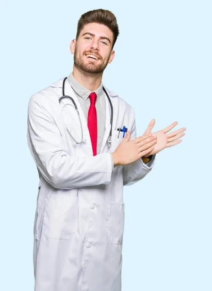 Fiatal Jóképű Orvos Ember Visel Orvosi Kabát Clapping Tapsolt Boldog — Stock Fotó
