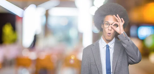 Młody Afroamerykanin Działalności Człowieka Afro Włosów Okularach Robi Gest Wstrząśnięty — Zdjęcie stockowe
