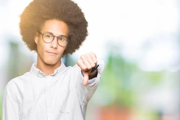 Joven Hombre Afroamericano Con Pelo Afro Usando Gafas Que Parecen —  Fotos de Stock