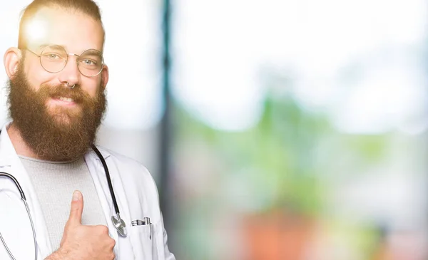 Jeune Homme Blond Médecin Avec Barbe Vêtu Manteau Médical Montrant — Photo