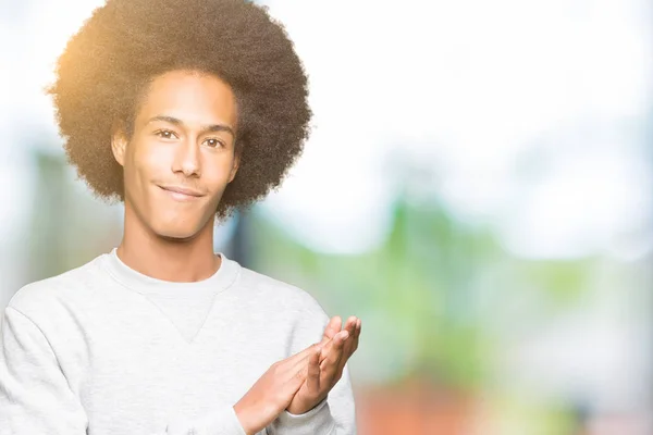 Jovem Americano Africano Com Cabelo Afro Vestindo Camisola Esportiva Palmas — Fotografia de Stock