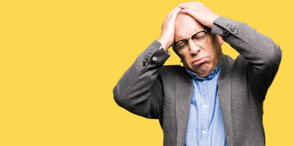 Mężczyzna Przystojny Senior Businesss Noszenie Okularów Cierpiących Ból Głowy Zdesperowany — Zdjęcie stockowe