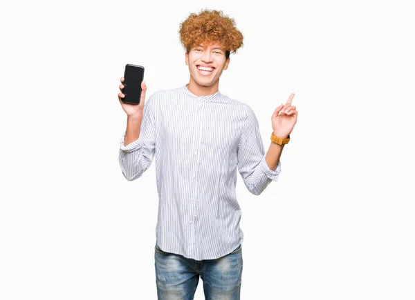 Jovem Homem Bonito Mostrando Tela Smartphone Muito Feliz Apontando Com — Fotografia de Stock