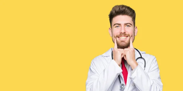 Jeune Homme Beau Médecin Vêtu Manteau Médical Souriant Avec Bouche — Photo