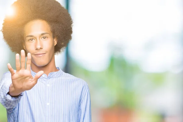 Unga Afroamerikanska Man Med Afro Hår Gör Stopp Sjunger Med — Stockfoto