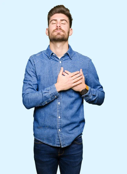 Joven Hombre Guapo Rubio Con Camisa Vaquera Casual Sonriendo Con — Foto de Stock