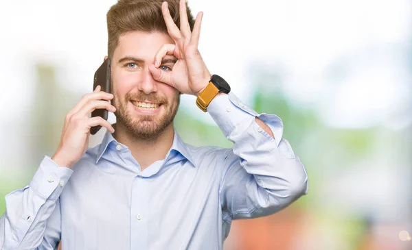 Bisnis Pemuda Tampan Berbicara Smartphone Dengan Wajah Bahagia Tersenyum Melakukan — Stok Foto