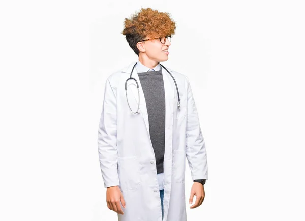Młody Przystojny Lekarz Człowiek Sobie Medycznych Płaszcz Patrząc Strony Uśmiechem — Zdjęcie stockowe