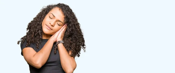 Jeune Belle Femme Aux Cheveux Bouclés Dormant Fatiguée Rêvant Posant — Photo