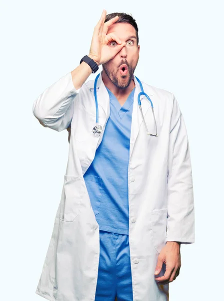 Mężczyzna Przystojny Doktor Sobie Uniform Medyczny Białym Tle Robi Gest — Zdjęcie stockowe