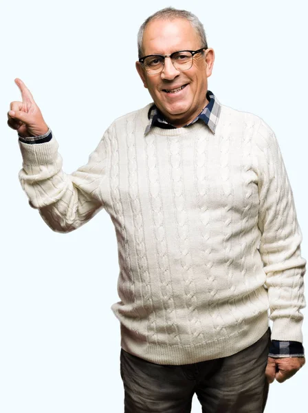 Stilig Senior Man Bär Glasögon Och Vinter Tröja Med Ett — Stockfoto