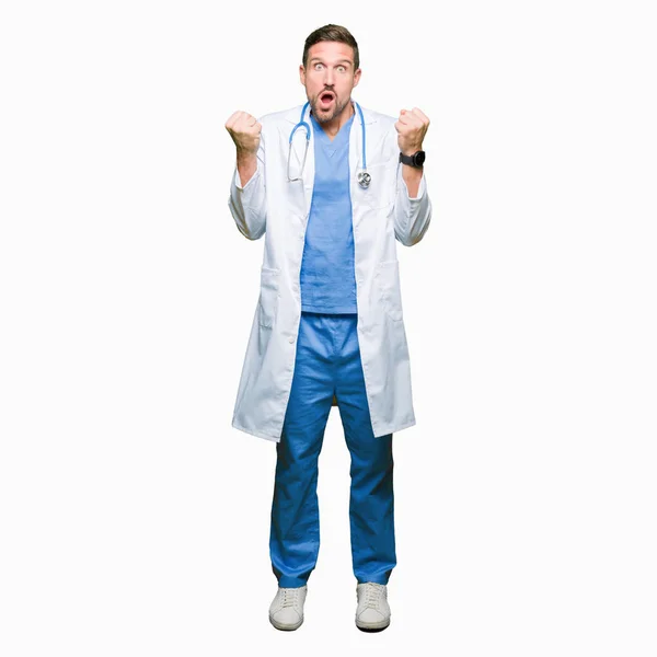 Muž Pohledný Doktor Lékařských Uniformě Nad Izolované Pozadí Slaví Překvapil — Stock fotografie