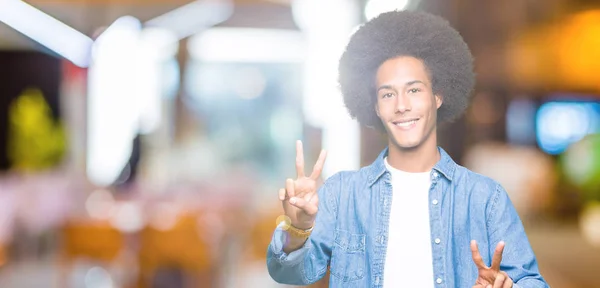 Mladý Americký Muž Afro Vlasy Usmívající Dívá Kamery Zachycující Prsty — Stock fotografie