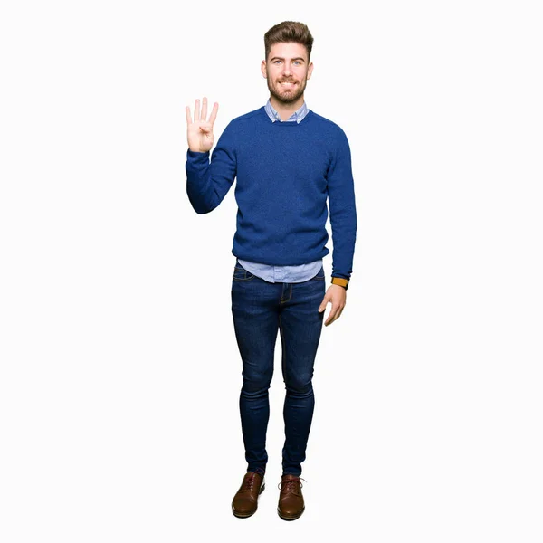 Молодой Привлекательный Бизнесмен Показывается Показывает Пальцами Номер Четыре Улыбаясь Уверенно — стоковое фото