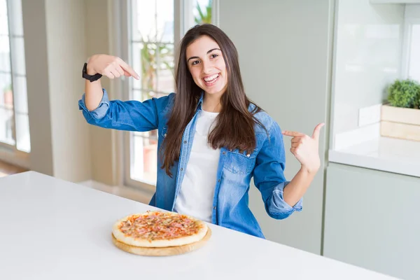 Hermosa Mujer Joven Comiendo Pizza Sabrosa Casera Cocina Mirando Confiado —  Fotos de Stock