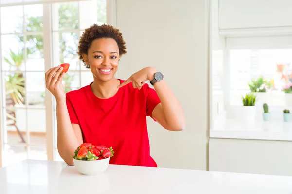 Jeune Femme Afro Américaine Mangeant Des Fraises Fraîches Pour Petit — Photo