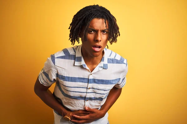 Homem Afro Americano Com Dreadlocks Vestindo Camisa Listrada Sobre Fundo — Fotografia de Stock