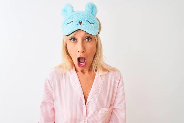 Mujer Mediana Edad Con Máscara Sueño Azul Pijama Sobre Fondo — Foto de Stock