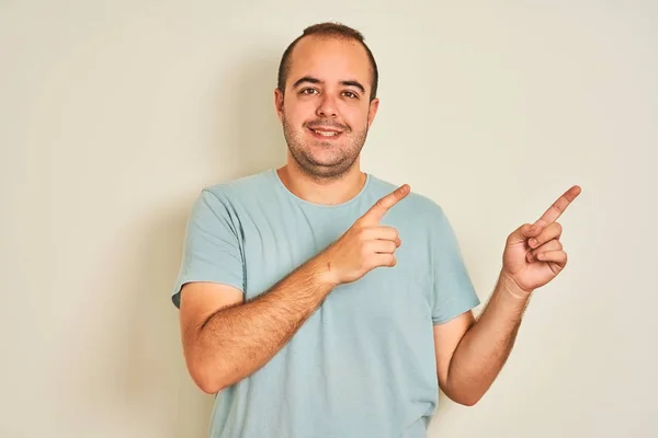 Junger Mann Blauem Lässigem Shirt Steht Lächelnd Vor Isoliertem Weißem — Stockfoto