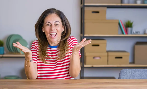 Middelbare Leeftijd Senior Vrouw Zittend Aan Tafel Thuis Glimlachend Vrolijk — Stockfoto