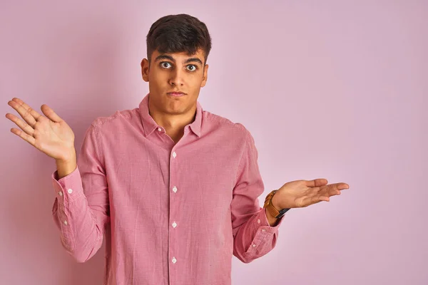 Ung Indian Man Bär Elegant Skjorta Stående Över Isolerade Rosa — Stockfoto