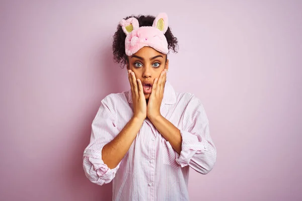 Fiatal Afro Amerikai Visel Pizsama Maszk Felett Elszigetelt Rózsaszín Háttér — Stock Fotó
