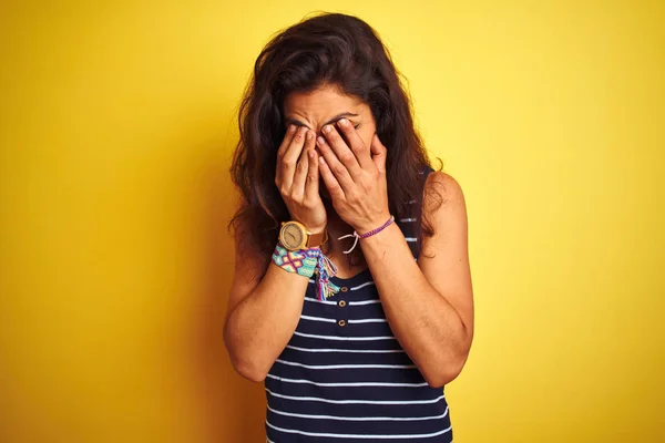 Jovem Mulher Bonita Vestindo Camiseta Listrada Sobre Fundo Amarelo Isolado — Fotografia de Stock