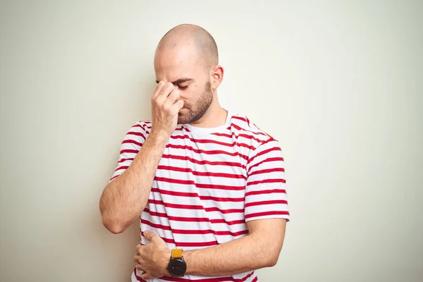 Giovane Uomo Calvo Con Barba Indossa Casual Righe Rosse Shirt — Foto Stock