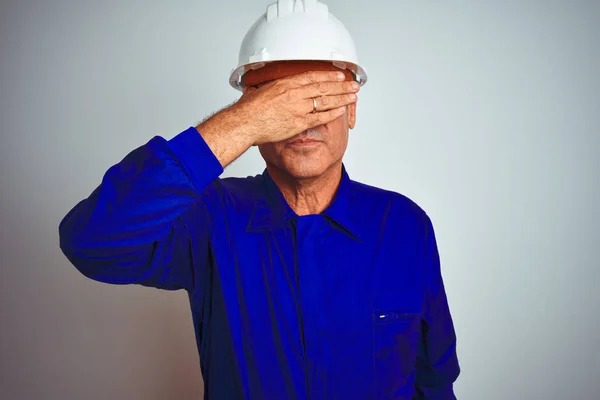 Stilig Medelålders Arbetare Man Bär Uniform Och Hjälm Över Isolerade — Stockfoto