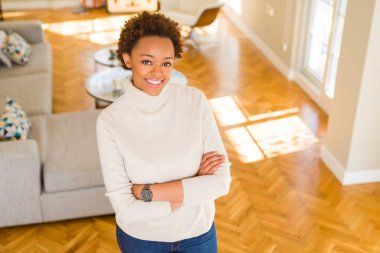 Emin gülümseyen güzel genç Afro-Amerikan kadın 