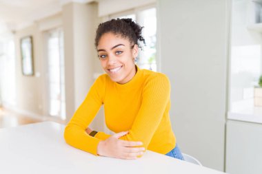 Güzel genç African Amerikalı kadın gülümseyen dostu ile Cro