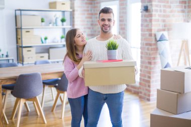 Aşık genç güzel çift yeni eve taşınıyor, cardb tutarak