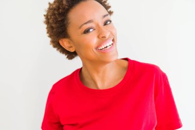 Emin gülümseyen güzel genç Afro-Amerikan kadın 