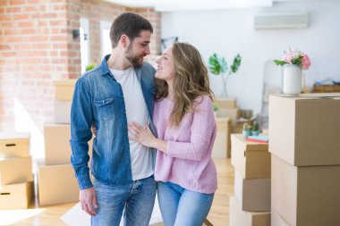 Genç güzel çift yeni bir Ho hareket mutlu birlikte bakıyor