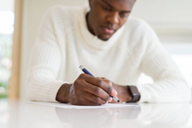 African adam bir kağıt üzerinde bir Not yazma yakın 